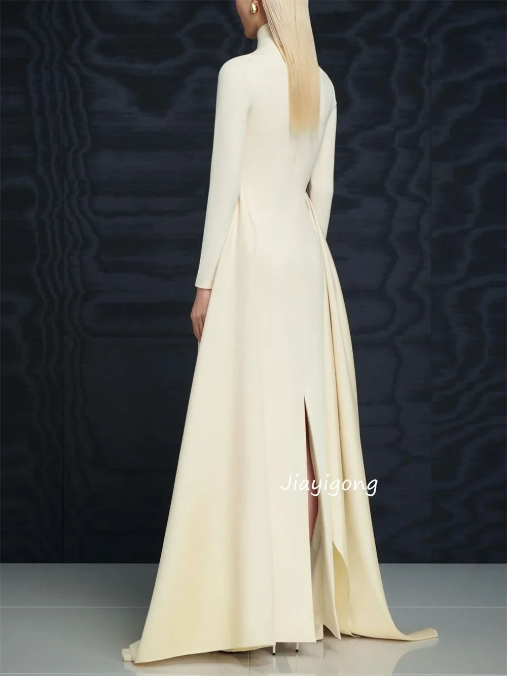 Ekskluzywne, szyte na miarę sukienki wieczorowe z plisami, prostym krojem, wysokim kołnierzem i długim rękawem, luksusowe, dopasowane, kolekcja 2025.