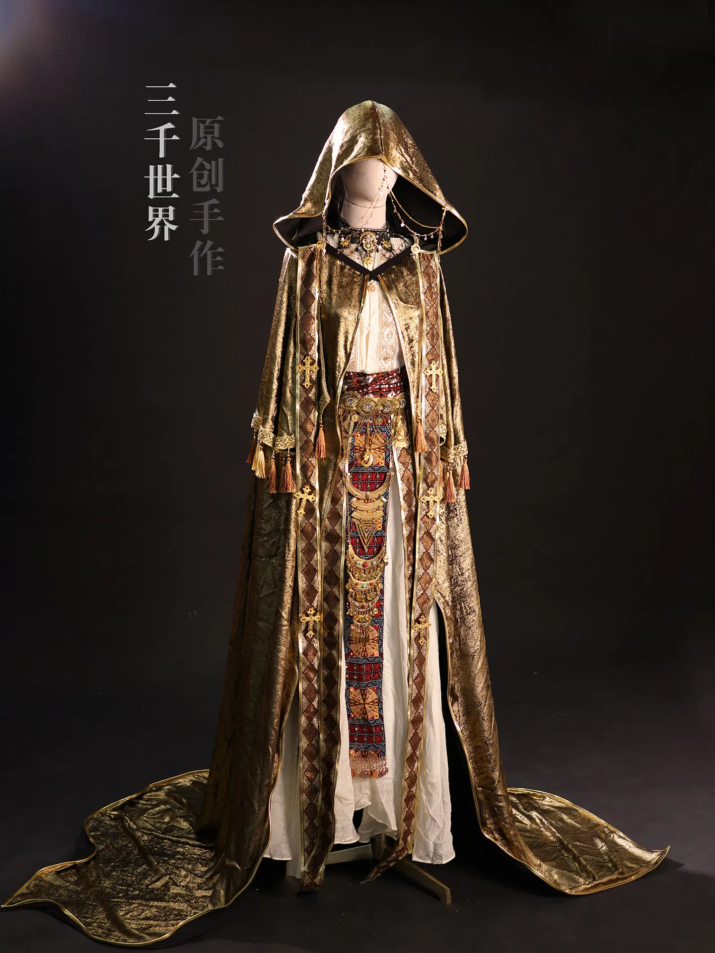 Embroidery In Egypt - Goldenes, exotisches Kapuzenmantel-Set mit langer Schleppe,
