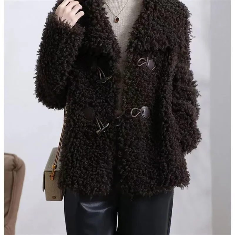 سترة نسائية شتوية من الفرو الصناعي لعام 2026 بأكمام طويلة معطف منفوش سميك ودافئ للنساء