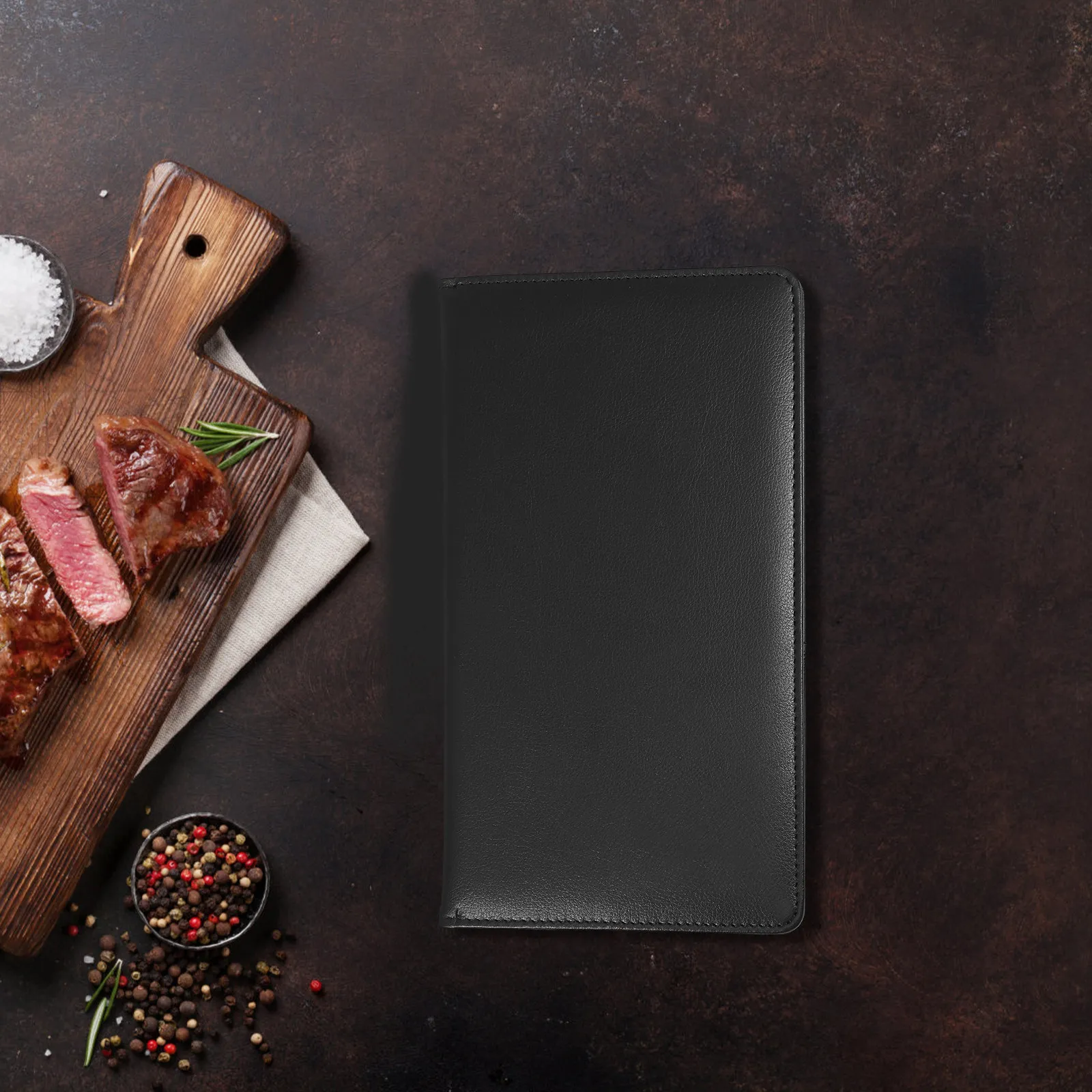 

Премиальный держатель для меню из ПУ-кожи для ресторанов, баров, кафе, отелей. Организует винные карты, меню напитков, счета. Портативный, легкий, элегантный.