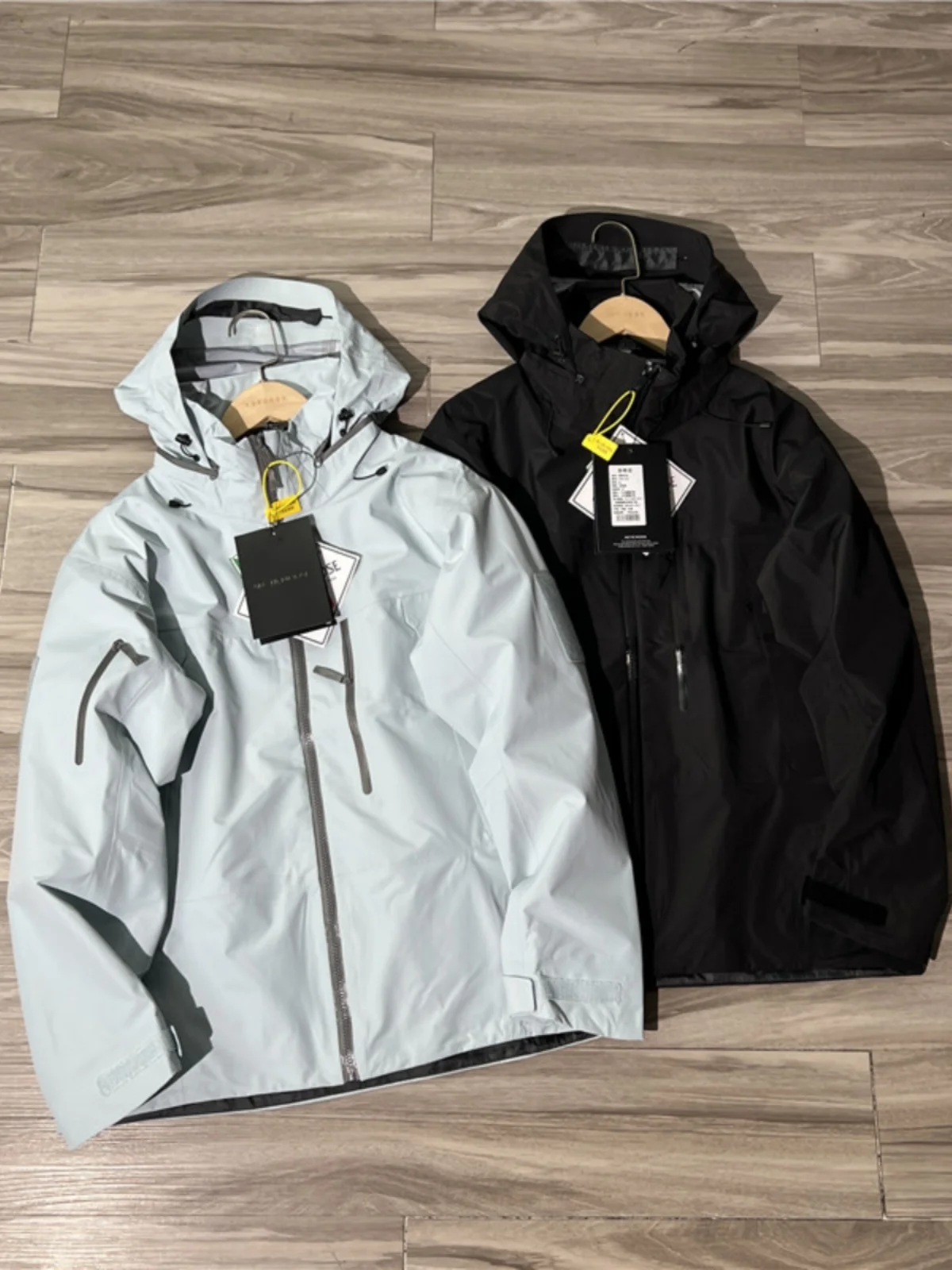 

Men's Outdoor Waterproof Windproof Spring Autumn Jaet Hooded Coat Functional Mountain Series Substitute Model Faionable U...