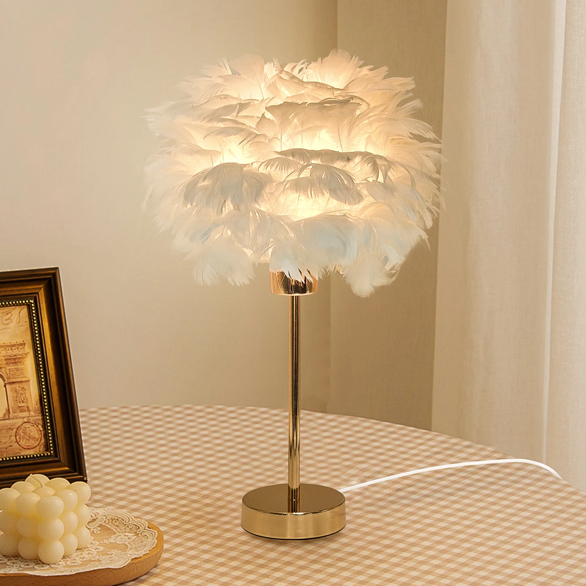 

Современная романтическая настольная лампа с перьями, прикроватный ночник подходит для комнат для девочек, детских комнат и свадебных украшений.