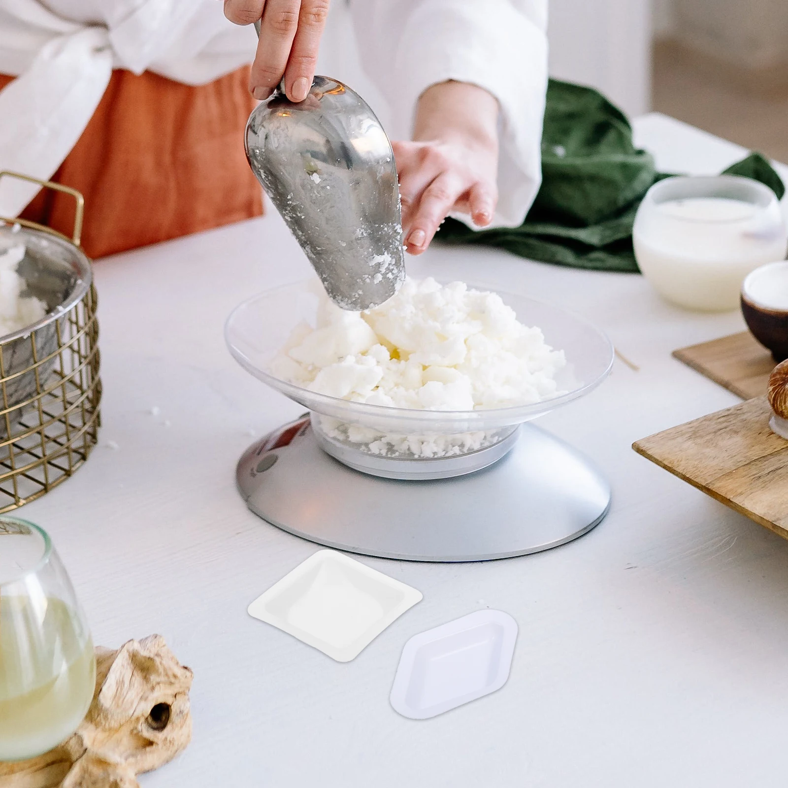 

100Pcs Precision Weighing Dishes Plastic Lab Powder Tray Compact Portable Reusable Weighing Plates for Laboratory Applications