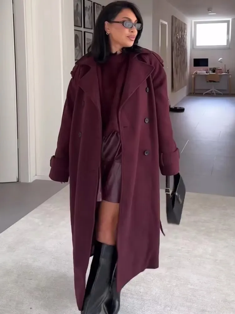 Elegancki damski płaszcz maxi w kolorze burgundowym z klapami, mieszanka materiałów, modny zimowy płaszcz dwurzędowy z paskiem, szykowny trencz damski.
