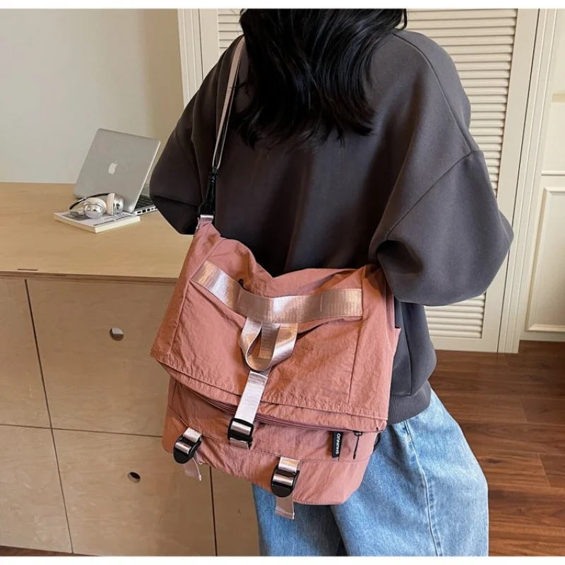 حقيبة يد نسائية جلدية عصرية فاخرة ذات علامة تجارية فاخرة، حقيبة كلاسيكية أنيقة وشهيرة وبطانة عصرية للركاب ​