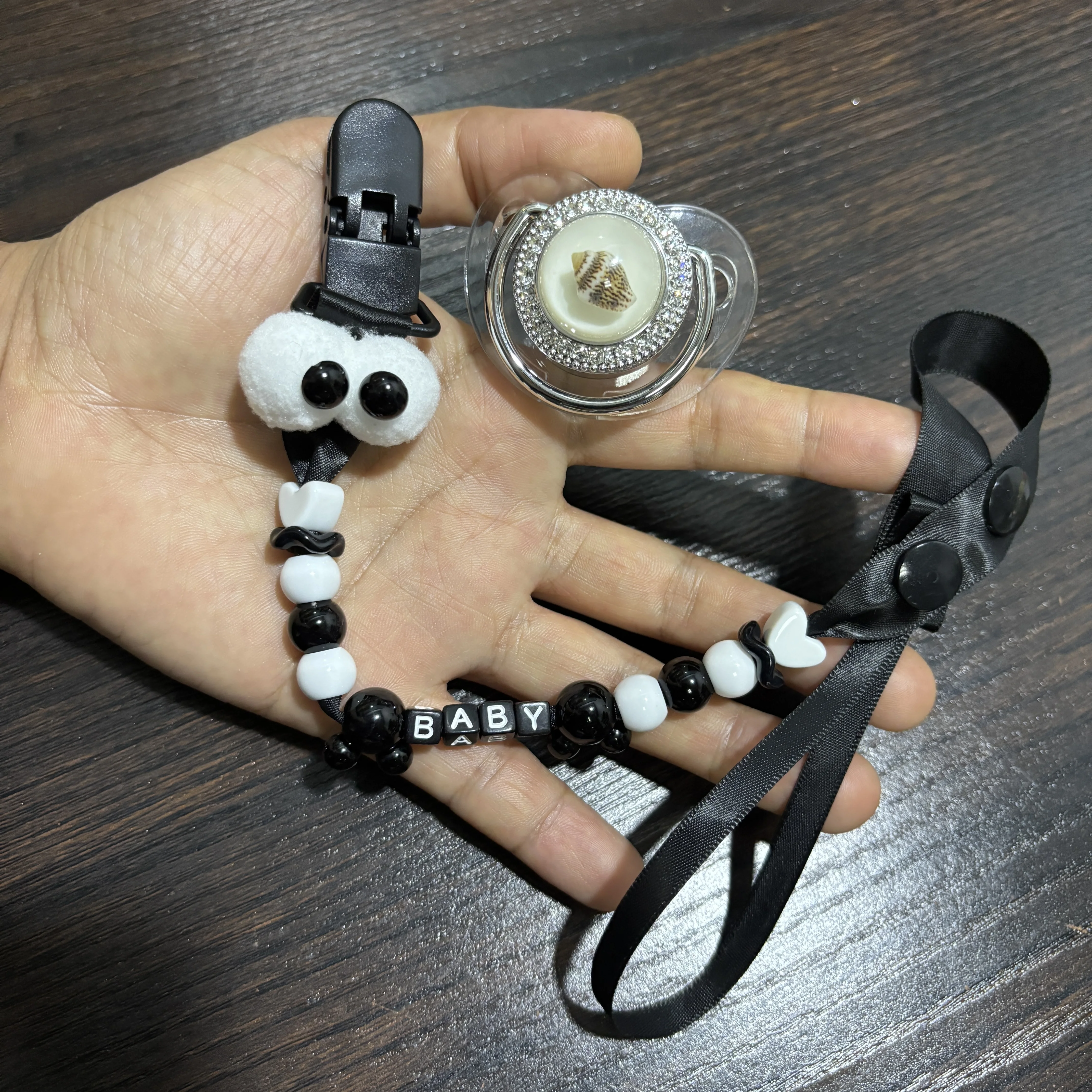 Customized model of nipple clamp for soothing newborn emotions Suitable for chewing on and for oral play Comes clip toy set