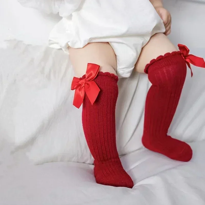 Calcetines de tubo hasta la rodilla con pajarita roja, medias navideñas para niñas, calcetines de algodón suave para niños pequeños, calcetines antideslizantes para el suelo, regalo para bebé