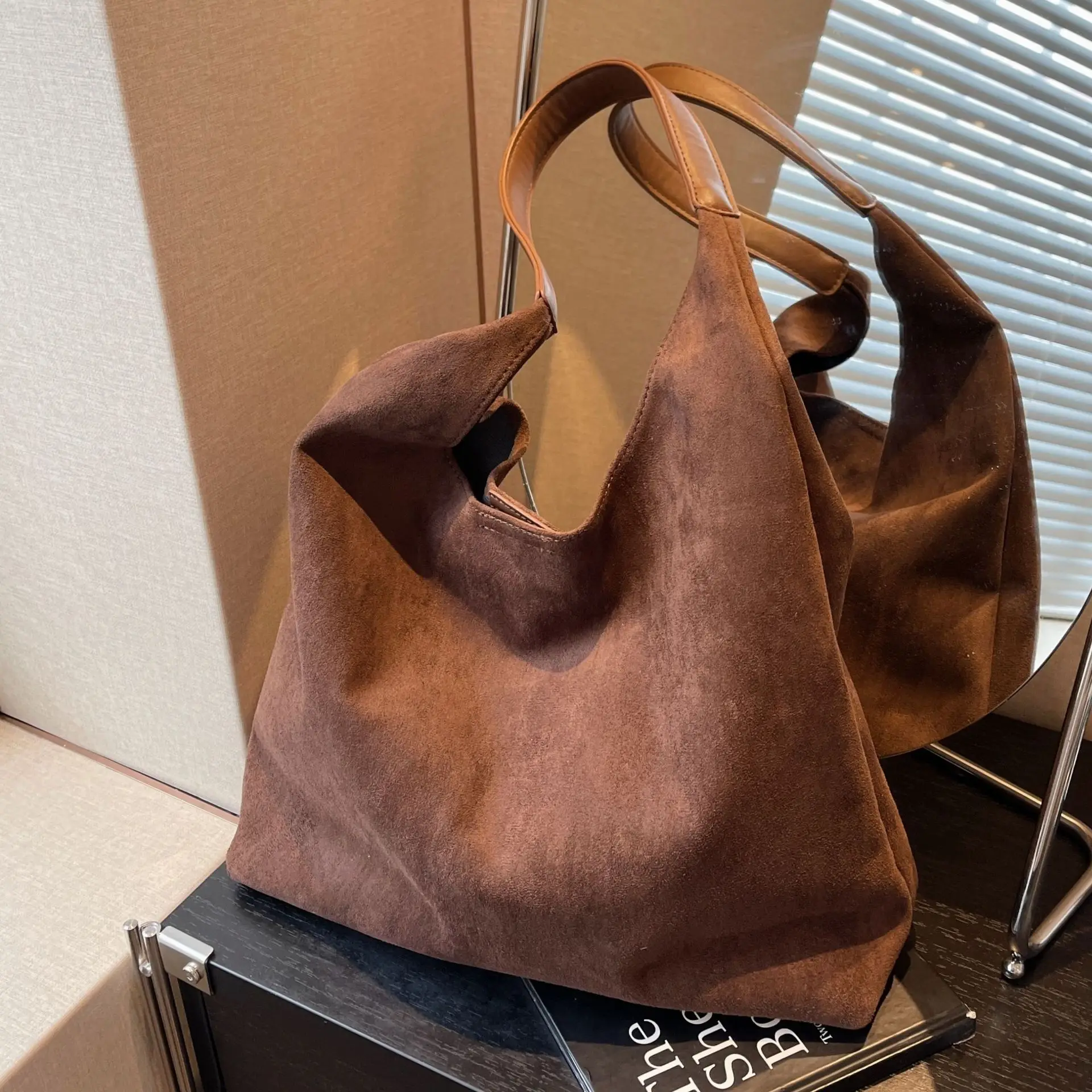 

Women's Bag Retro Soft Suede Bread Popular Large Capacity Shoulder Bag Explosive Fashion Versatile Bucket Bag