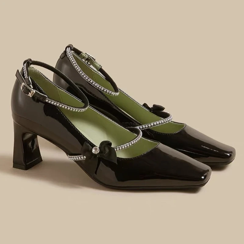 

Элегантные туфли Мэри Джейн со стразами, женские туфли-лодочки с квадратным носком, модные модельные туфли на высоком каблуке с ремешком на щиколотке и неглубоким бантом