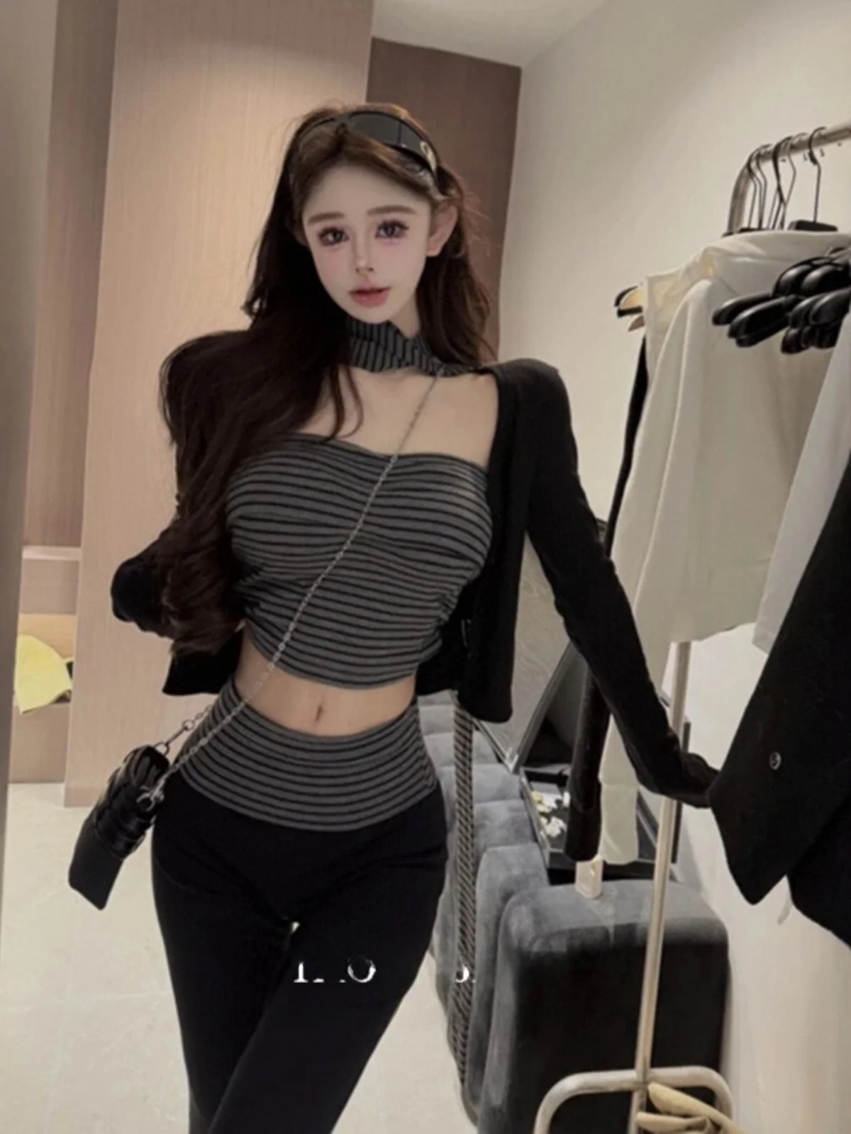 

Повседневный вязаный комплект из трех предметов: женский топ-бюстье в полоску с длинными рукавами и расклешенные брюки черного цвета для весенне-летнего модного образа