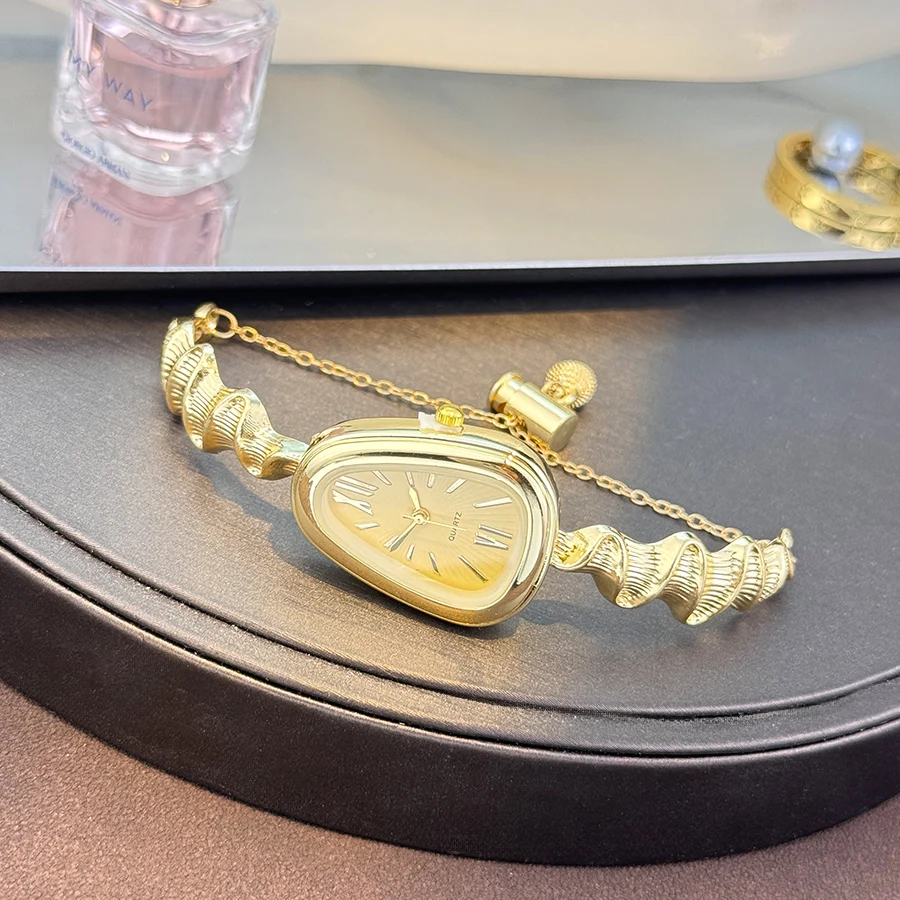 ساعة كوارتز أنيقة على شكل ثعبان للسيدات على الطراز الأوروبي والأمريكي، إكسسوارات عصرية أنيقة بأرقام رومانية فاخرة