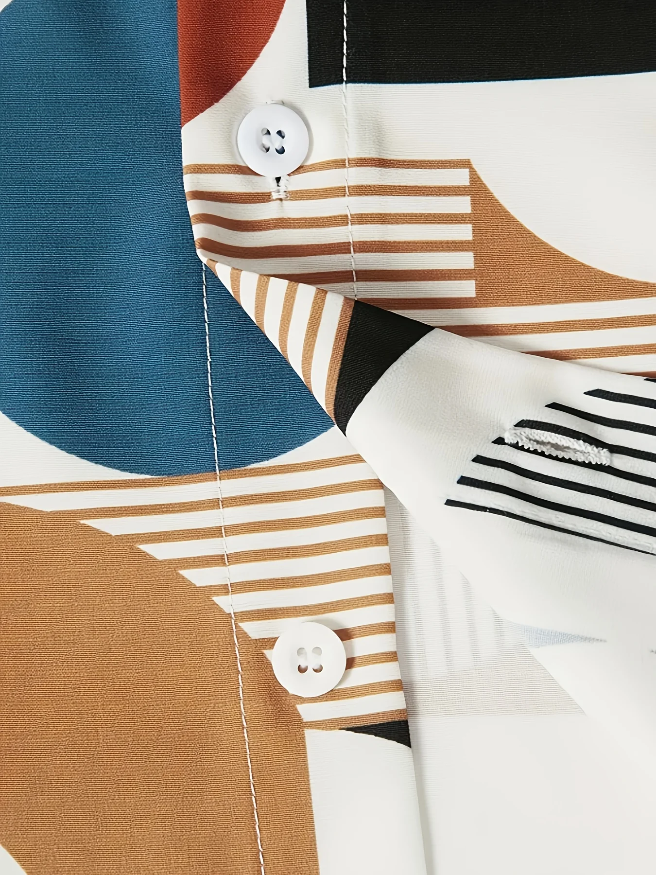 يتميز القميص الرجالي الجديد بأكمام قصيرة لصيف 2025 بطباعة كاجوال عصرية ومريحة وناعمة ثلاثية الأبعاد