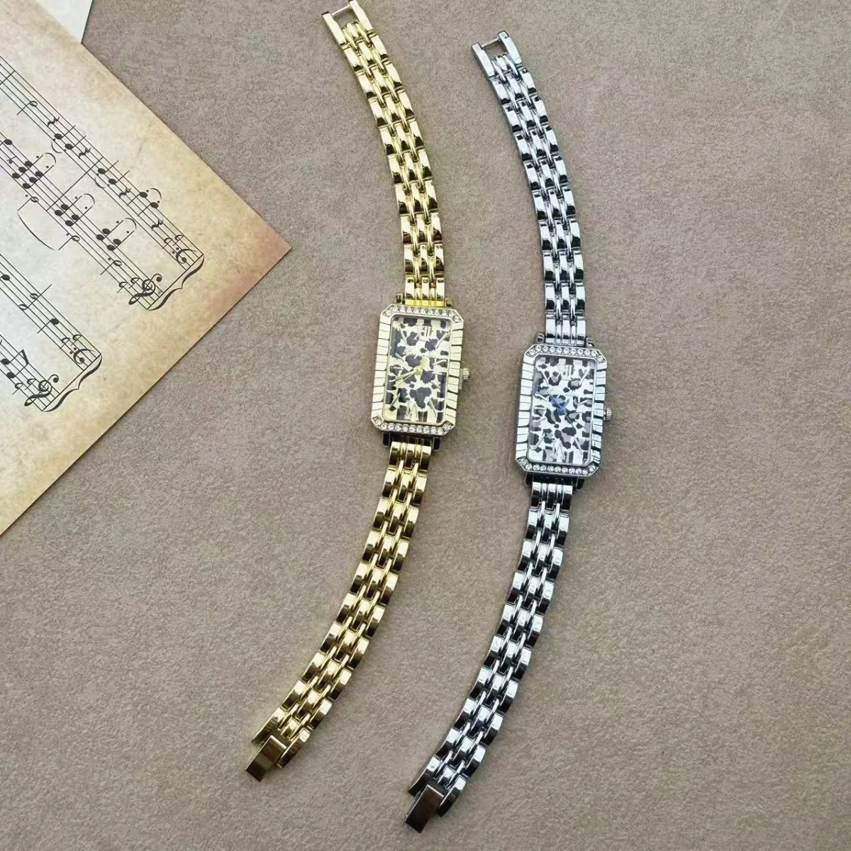 ساعة نسائية أنيقة أحدث الاتجاهات الأوروبية الأمريكية خمر ليوبارد طباعة الطلب سبائك الزنك حزام (استيك) ساعة الإكسسوارات