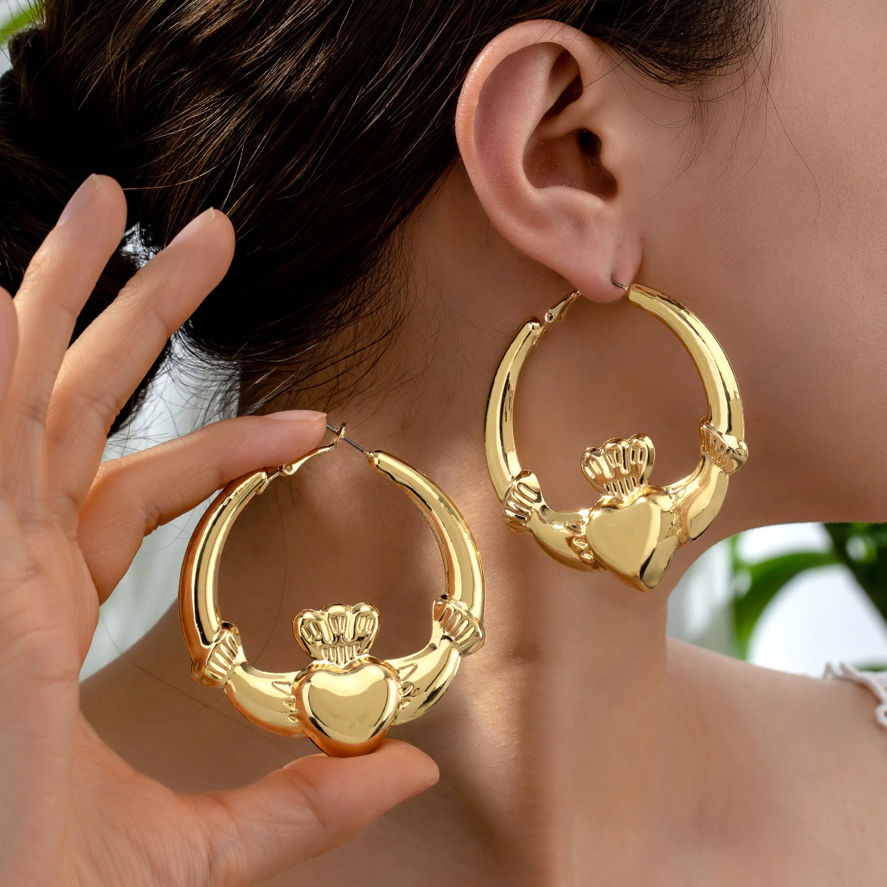 Claddagh Earrings for Women Chunky Ireland Strong Heart Hoop Earings Valentine Day Gift Cute Statement Jewelry Orecchini Donna
