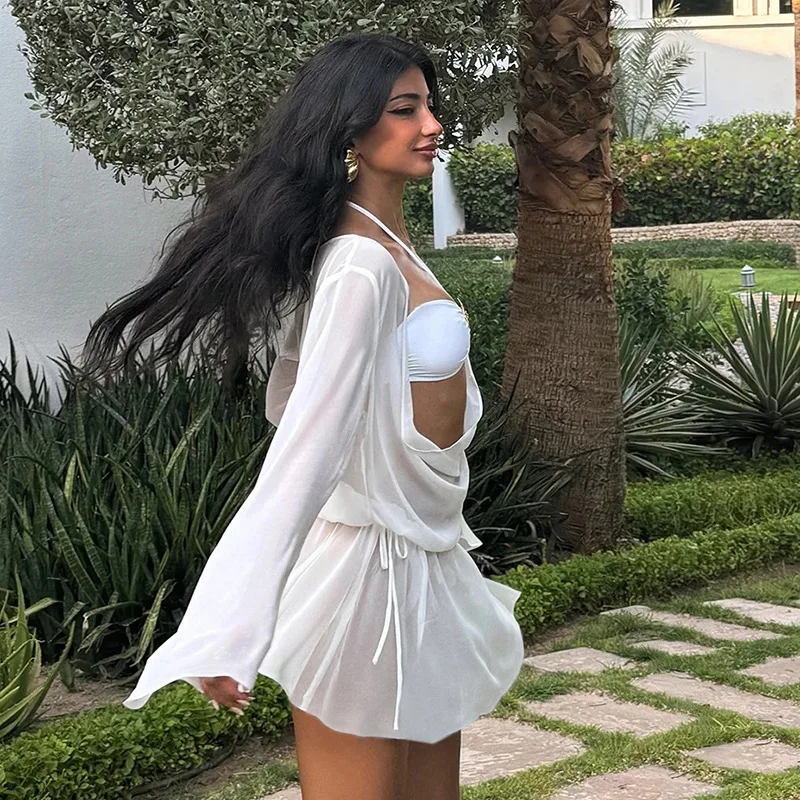 

Комплект из 3 предметов для отпуска на пляже: женский топ-халтер с металлической звездой, трусики и мини-платье с сетчатым воротником-качели, расклешенными рукавами и завязками