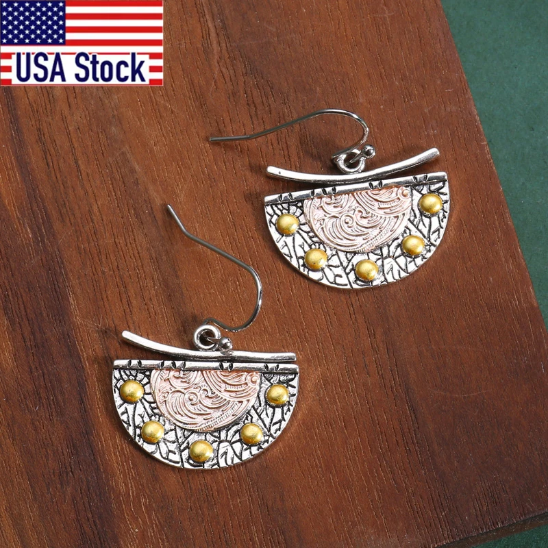 زوج واحد من الأقراط المعدنية المتدلية على شكل مروحة مصنوعة بشكل معقد بوهيمي عتيق