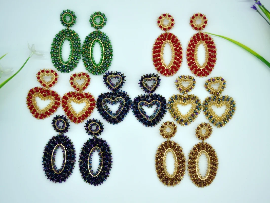 Image of Ohrringe aus Reisperlen, Kristall-Ellipsoid-Rot. Originalität Geometrie Handstricken Böhmen Legierung Mode einfache Perlenohrringe