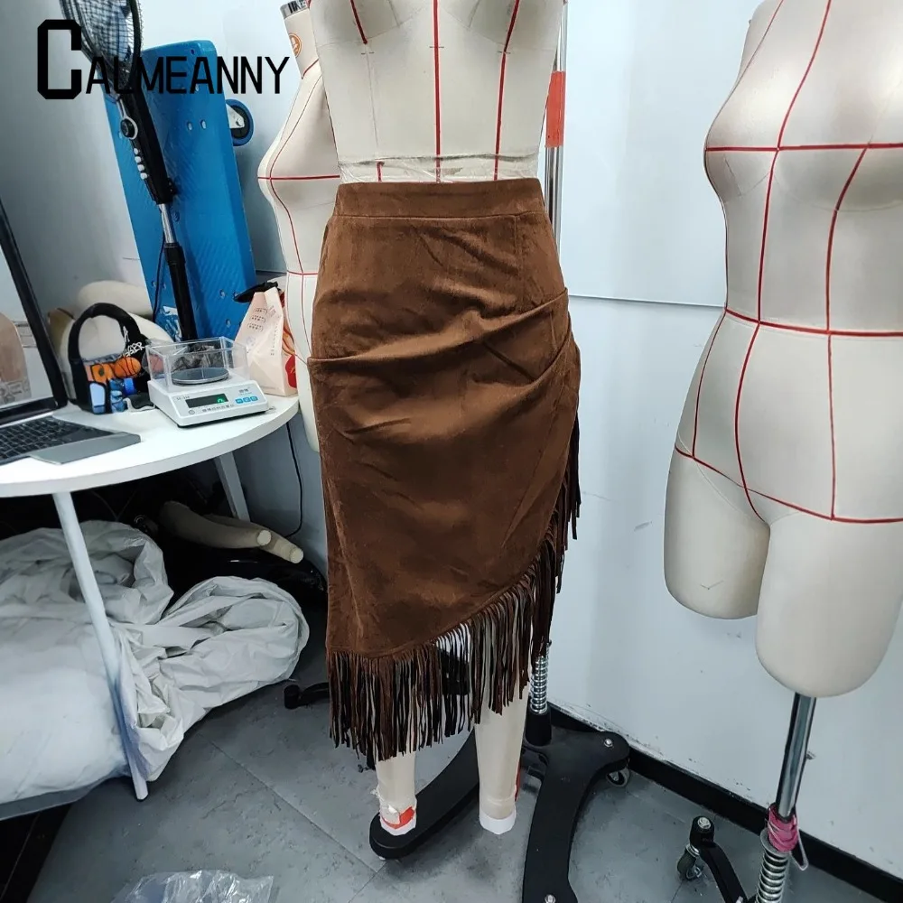 Hurtownia: Damska jesienna sukienka w stylu vintage western, asymetryczna, z frędzlami, z zamszu, o średniej długości - moda codzienna