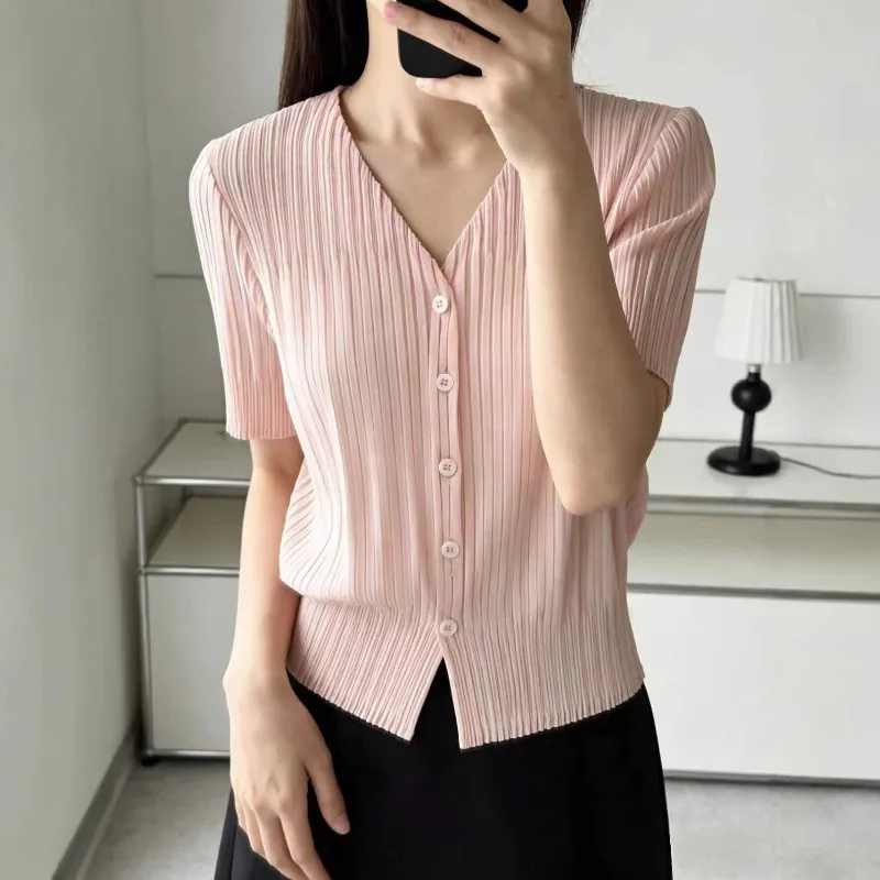 

Плиссированная футболка Miyake с V-образным вырезом 2026: Женская простая универсальная однотонная повседневная блузка с плиссировкой, летний элегантный топ премиум-класса