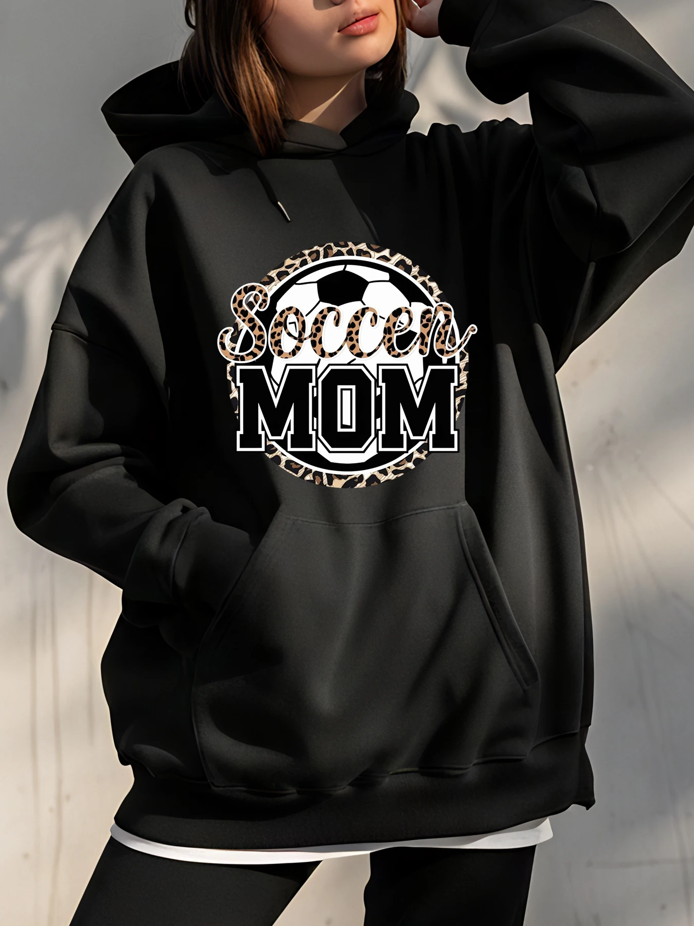 Soccer Mom Hoodie Luipaardprint Voetbal Ontwerp Dames Casual Sweatshirt voor voetbalfans en moeders