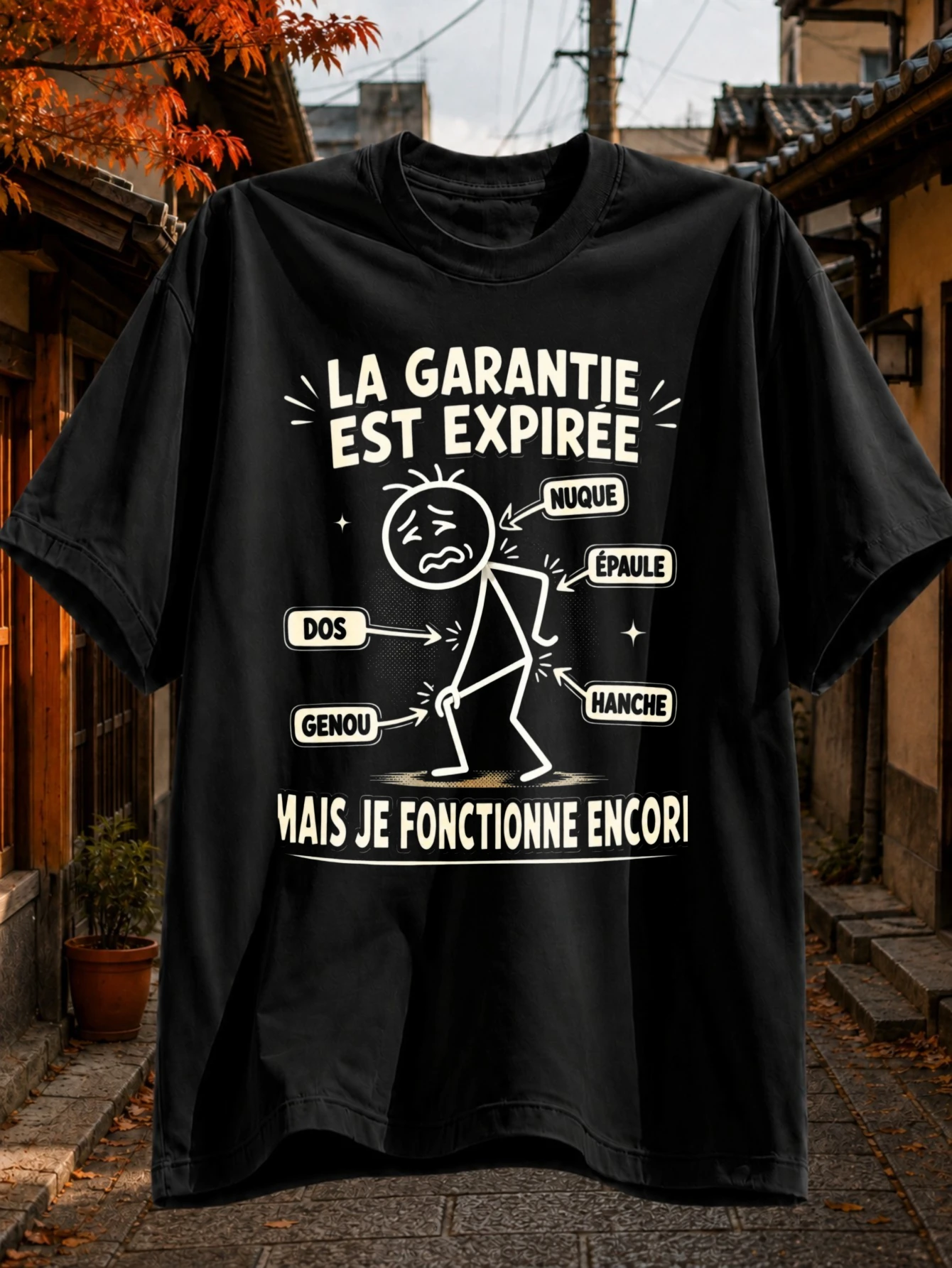 Garantie expirée mais je fonctionne toujours - T-shirt graphique avec des étiquettes de douleurs corporelles en forme de bonhomme en bâton, typographie blanc crème et humour français