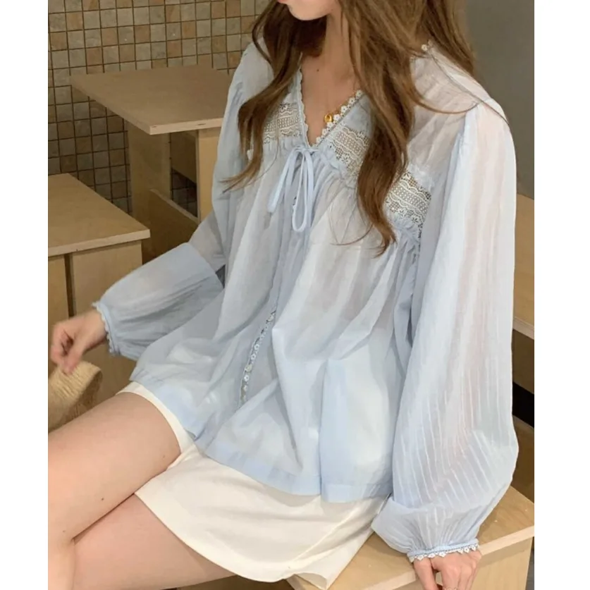 قميص نسائي رقيق للغاية بتطريز كثيف وياقة على شكل V، تصميم كوري منعش للربيع والصيف مع حماية من الشمس