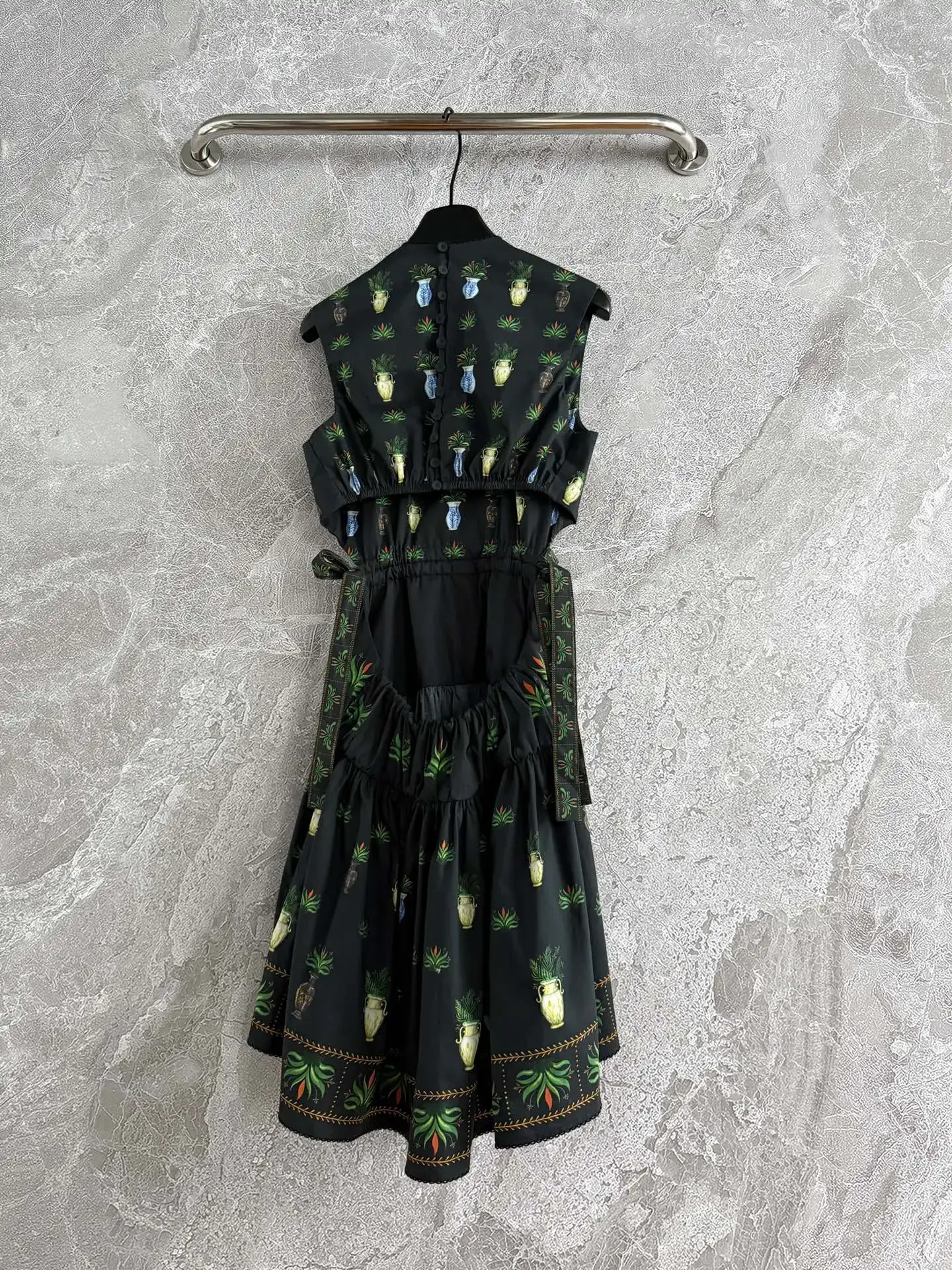 فستان قصير بخصر مقطوع على نباتات خضراء عالية الجودة بدون أكمام