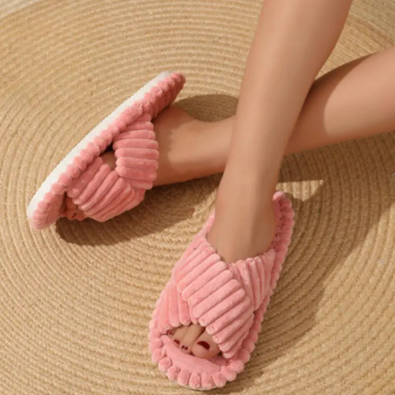 Zapatillas de dormitorio con correa cruzada de pana para mujer, pantuflas cortas cálidas de felpa de algodón para parejas, zapatillas de interior de suela blanda para invierno 2025