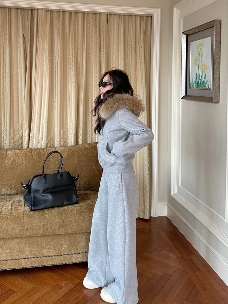 

Комплект из двух предметов: худи на флисовой подкладке и брюки прямого кроя Gold Su One. Зимний повседневный комплект с брюками с высокой талией и застежкой-молнией.