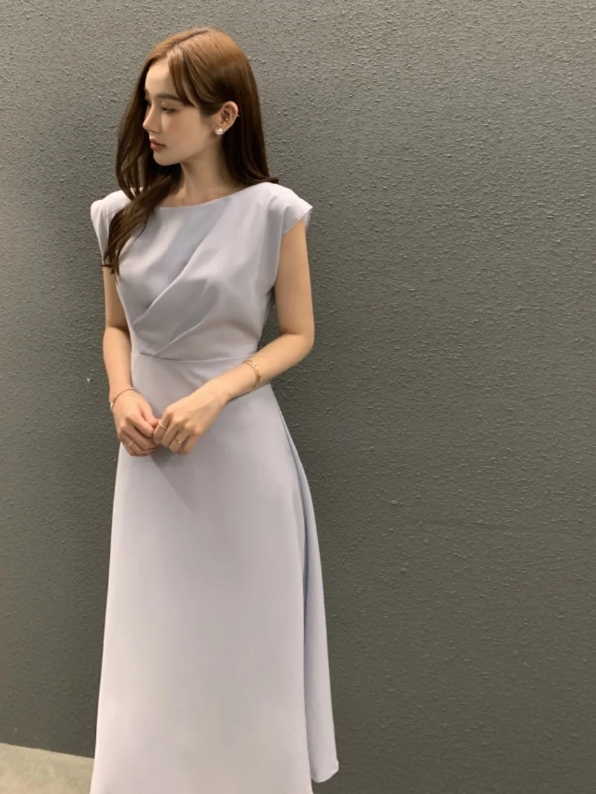 우아한 여름 민소매 A 라인 드레스 세련된 라운드 넥 Pleated 허리 조임 슬리밍 롱 조끼 드레스 통근 스타일 퓨어 컬러