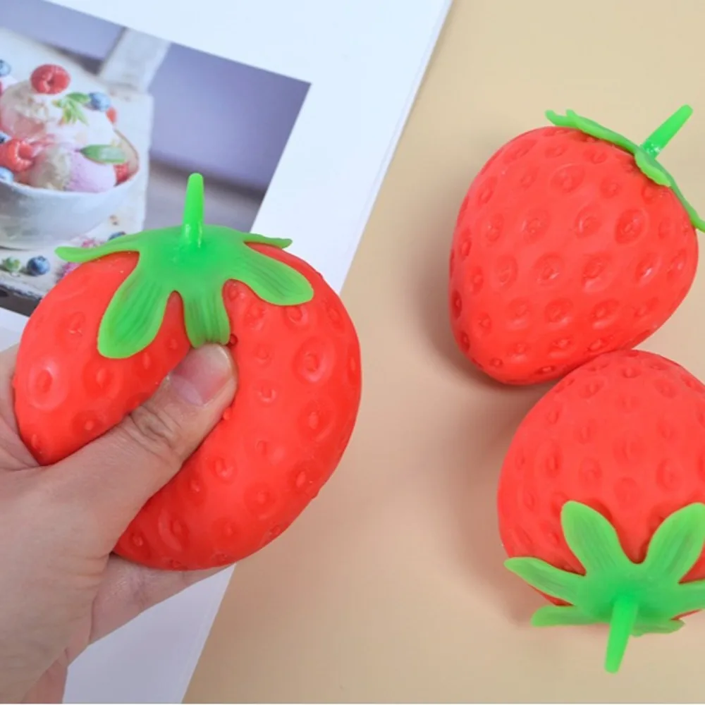 Bola antiestrés de fresa, juguetes blandos para adultos y niños, juguete para apretar de crecimiento lento, juguetes sensoriales antiansiedad para regalos de navidad