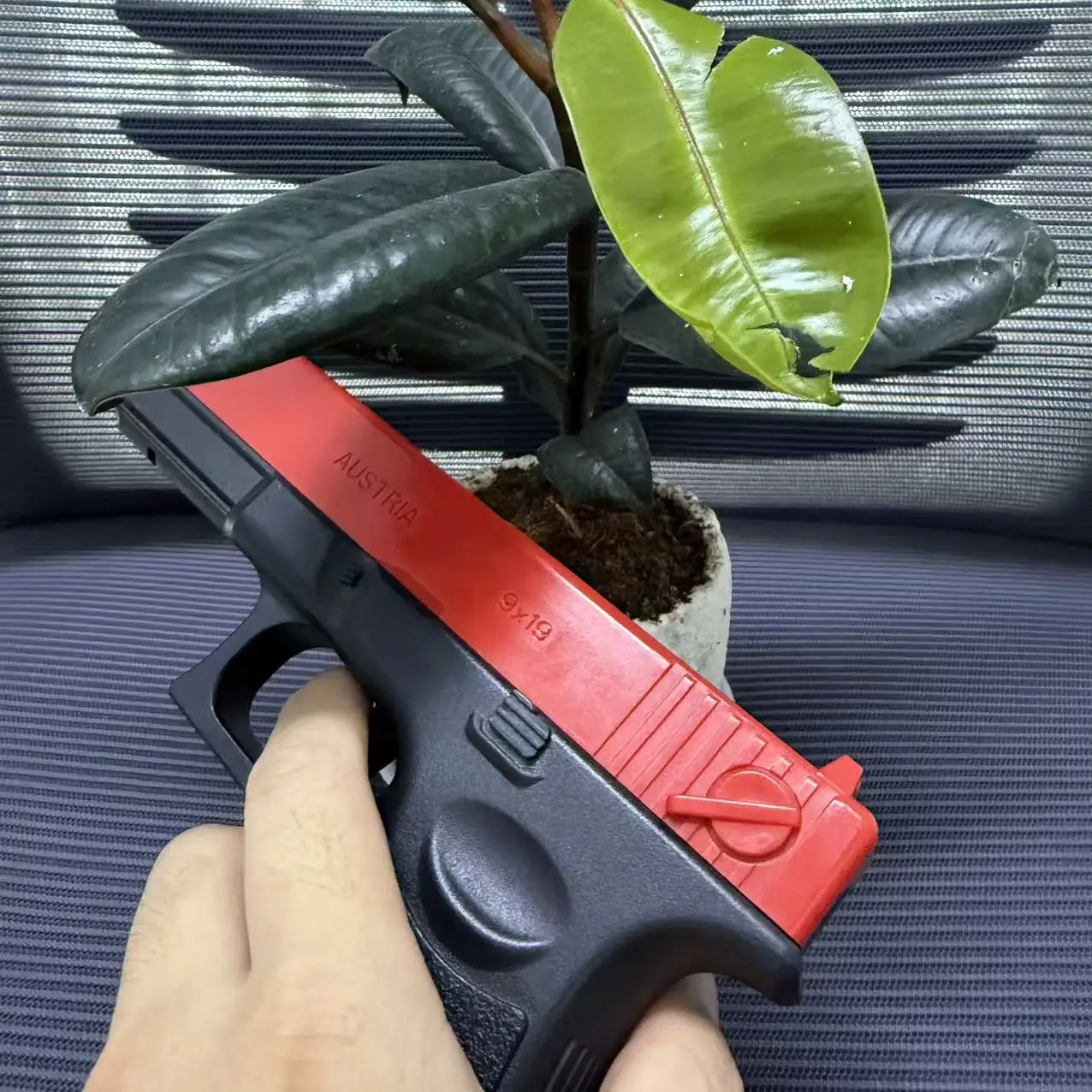 ปืนอัดลมคุณภาพสูง ยิงกระสุนนิ่ม รุ่น BLACK G17 GlocE ของเล่นปืน แม็กกาซีนด้านล่าง พร้อมเลเซอร์ สำหรับกีฬากลางแจ้ง เกม CS ของขวัญสำหรับเด็ก