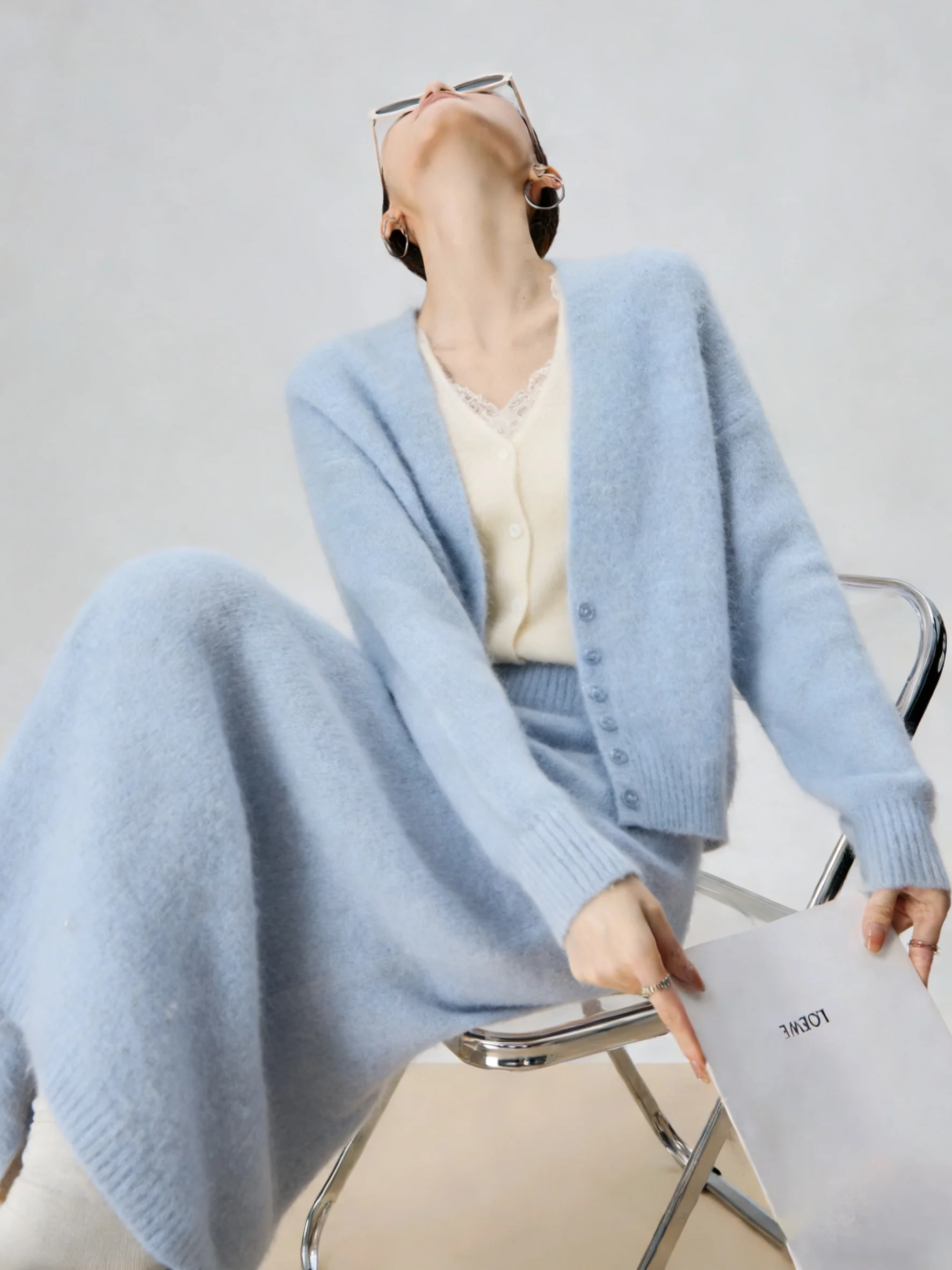 

Синий вязаный кардиган с V-образным вырезом и юбка: комплект для женщин, модный весенний образ 2026 года, с завышенной талией, свободный крой, повседневный, для зимы