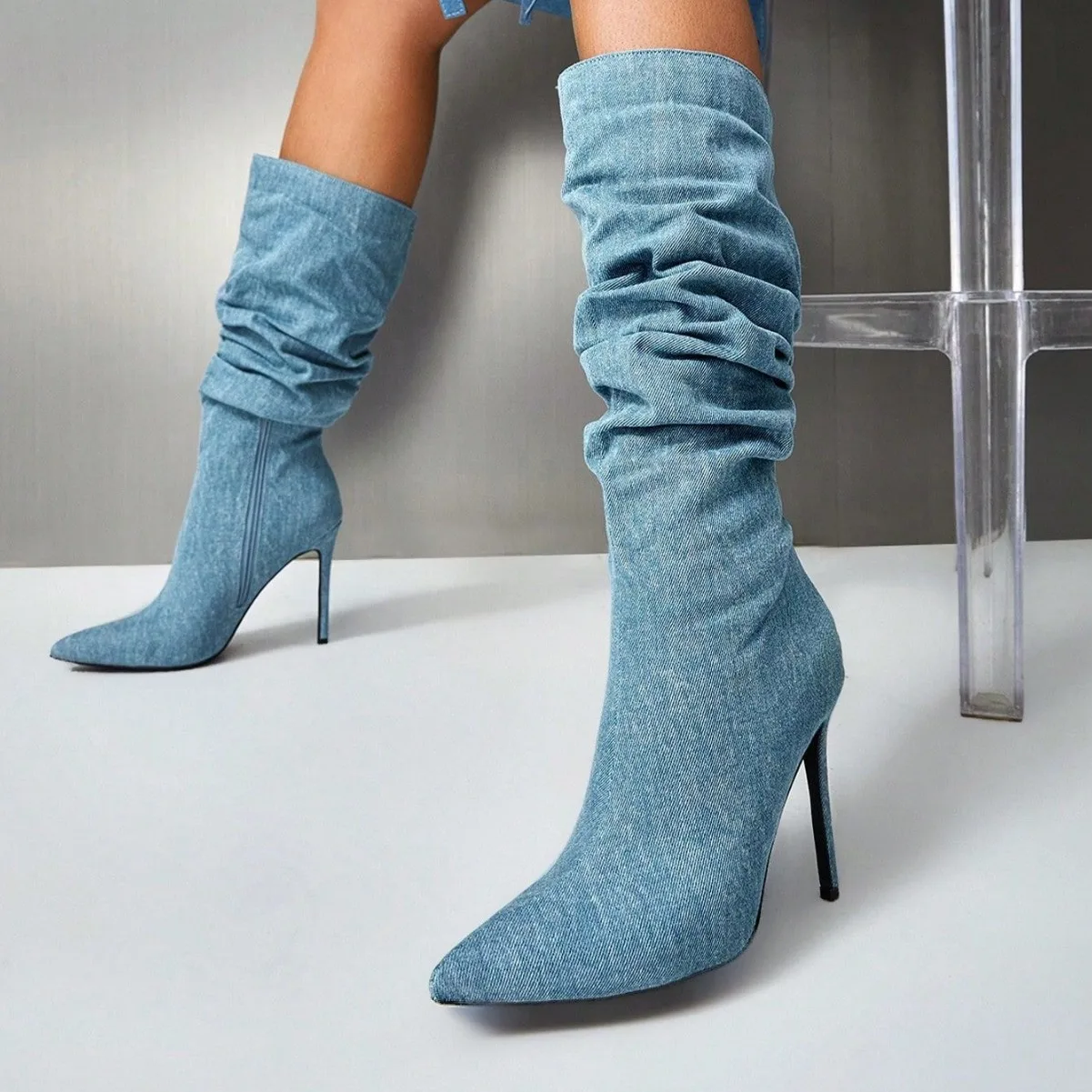 

Женские джинсовые сапоги до колена с напуском, на шпильке, с острым носком и боковой молнией, модная осенне-зимняя мода, элегантная вечерняя повседневная одежда