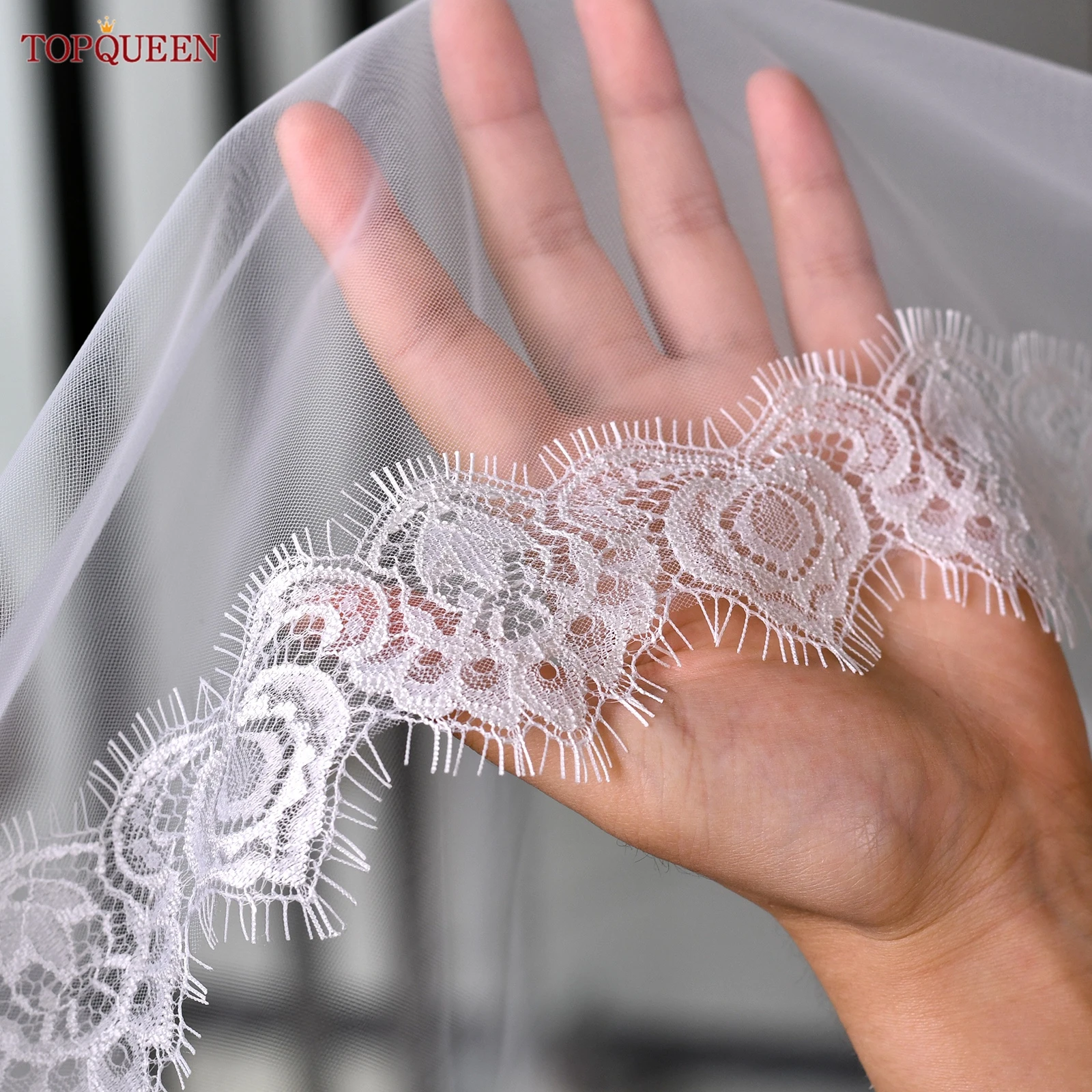 TOPQUEEN أنيقة الدانتيل طرحة زفاف رمش الدانتيل حافة كريم أبيض 1-Layer الحجاب اكسسوارات الزفاف مع مشط للتخصيص V318
