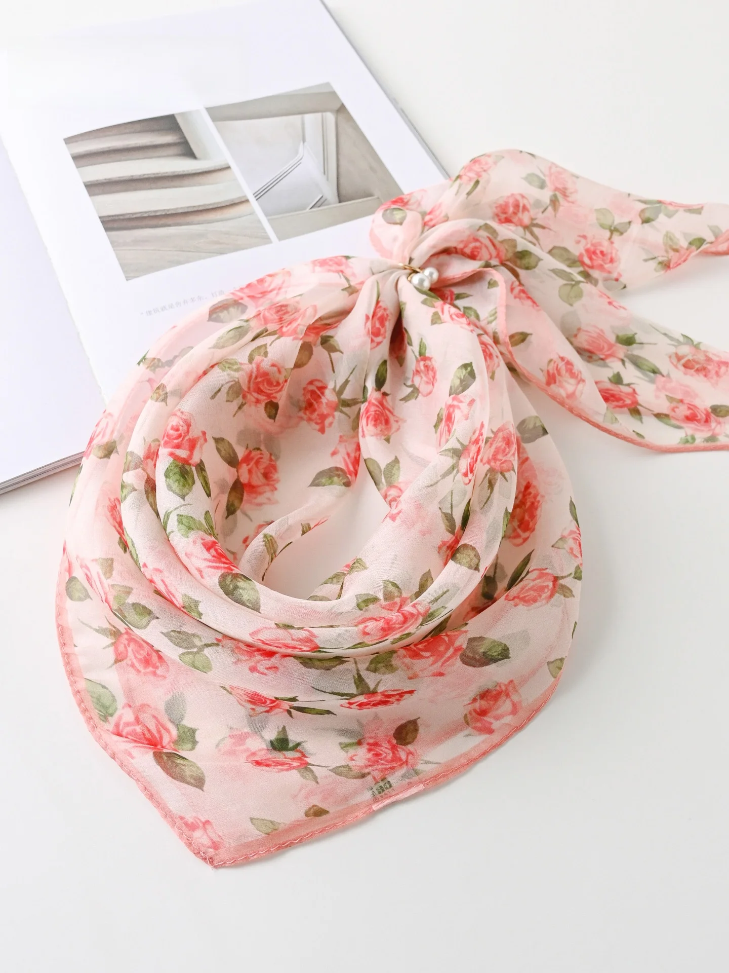 ピンクのシルクスクエアスカーフ女性の夏用薄いマルベリーシルクネックプロテクション日焼け止めスカーフ装飾植物花柄