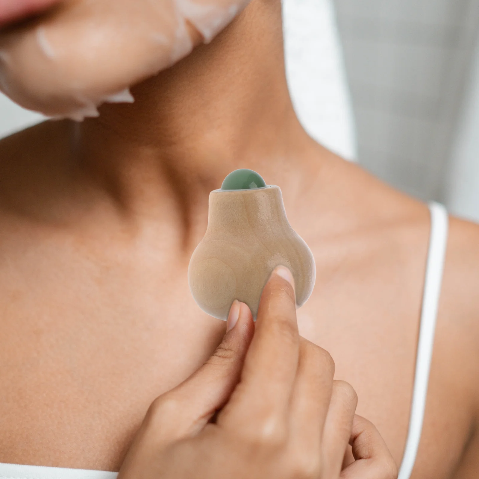 Rodillo de masaje Facial con mango de madera, herramienta de masaje Facial portátil, rodillo de Estiramiento Facial compacto de acero inoxidable, esencial para el cuidado de la piel