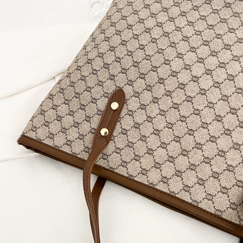 Luxuriöse Vintage Damen-Tragetasche mit Monogramm-Print, Nieten-Verzierung, PU-Leder Schultertasche, Große Kapazität Reißverschluss-Handtasche für Pendeln und Einkaufen – Detail 20
