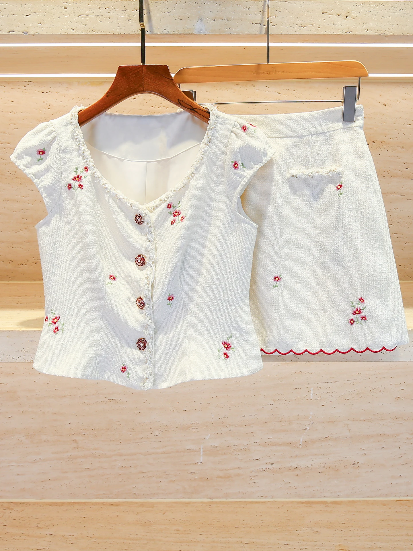 Conjunto de Moda Fena de Luxo com Colete e Meia Saia em Tecido Tweed sso Manga Curta Decote em V com Botões Fibra de P...