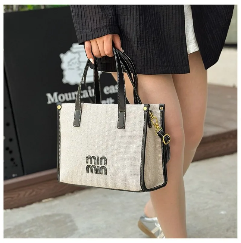 

High End Retro Handbag for Ladies Paris Fashion Inspiration Elegant Classic Cutting Casual Shoulder Bag