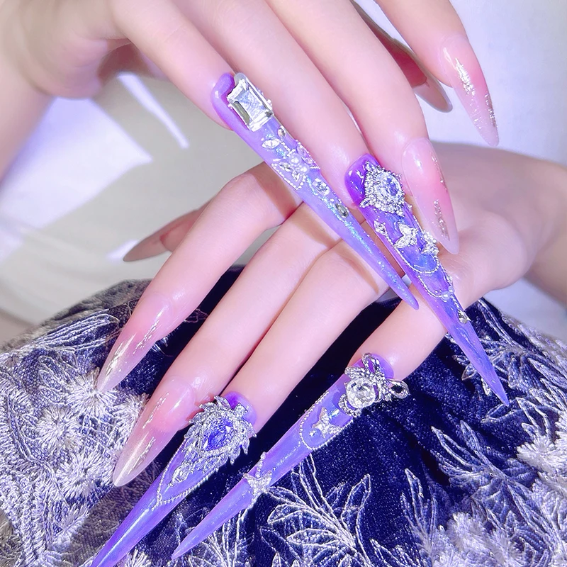 เล็บปลอมแบบกดติดลายพระราชวัง 14 ชิ้น (4 ชิ้นยาว + 10 ชิ้นสั้น) สีม่วง ประดับด้วยพลอยและคริสตัลหรูหรา รูปทรงสติลเล็ตโต้ยาว ดีไซน์สวยหรู