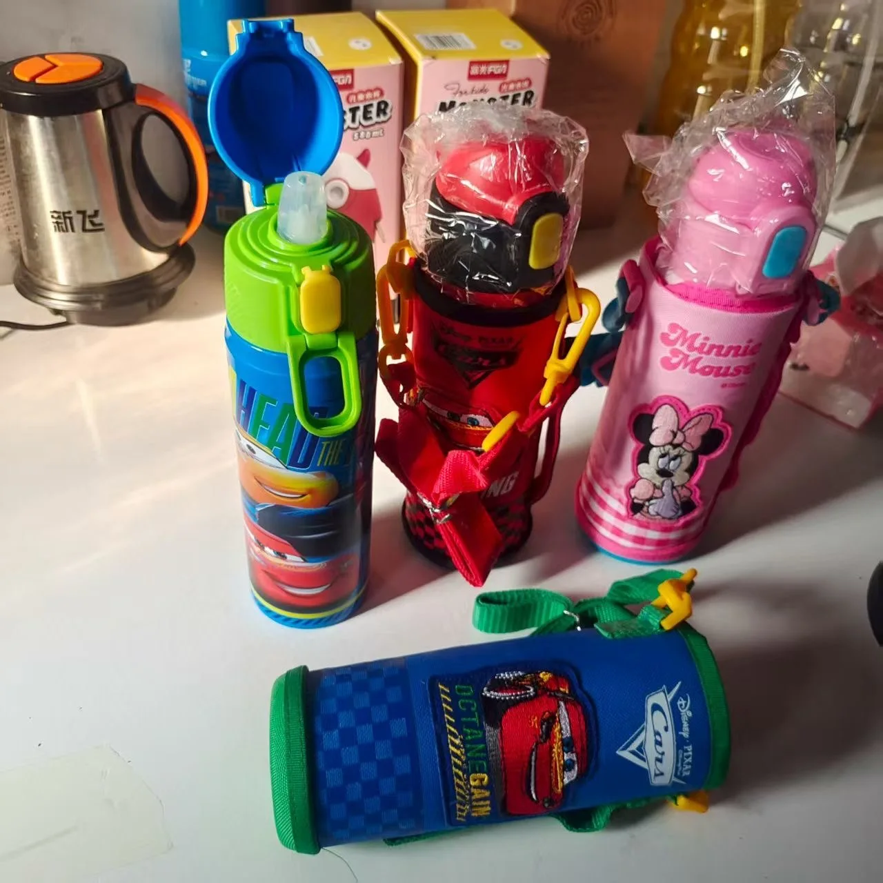 ディズニー漫画ミッキーマウスとミニーマウスのストロー付きウォーターカップ素敵なギフト