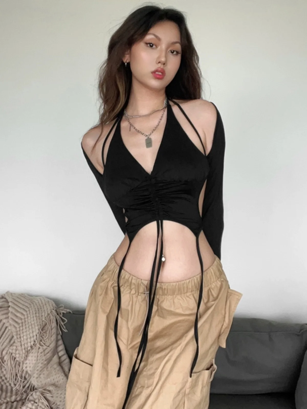 Damski komplet: ażurowa długa kamizelka i T-shirt, obcisły krój, odzież wierzchnia, dekolt w serek.