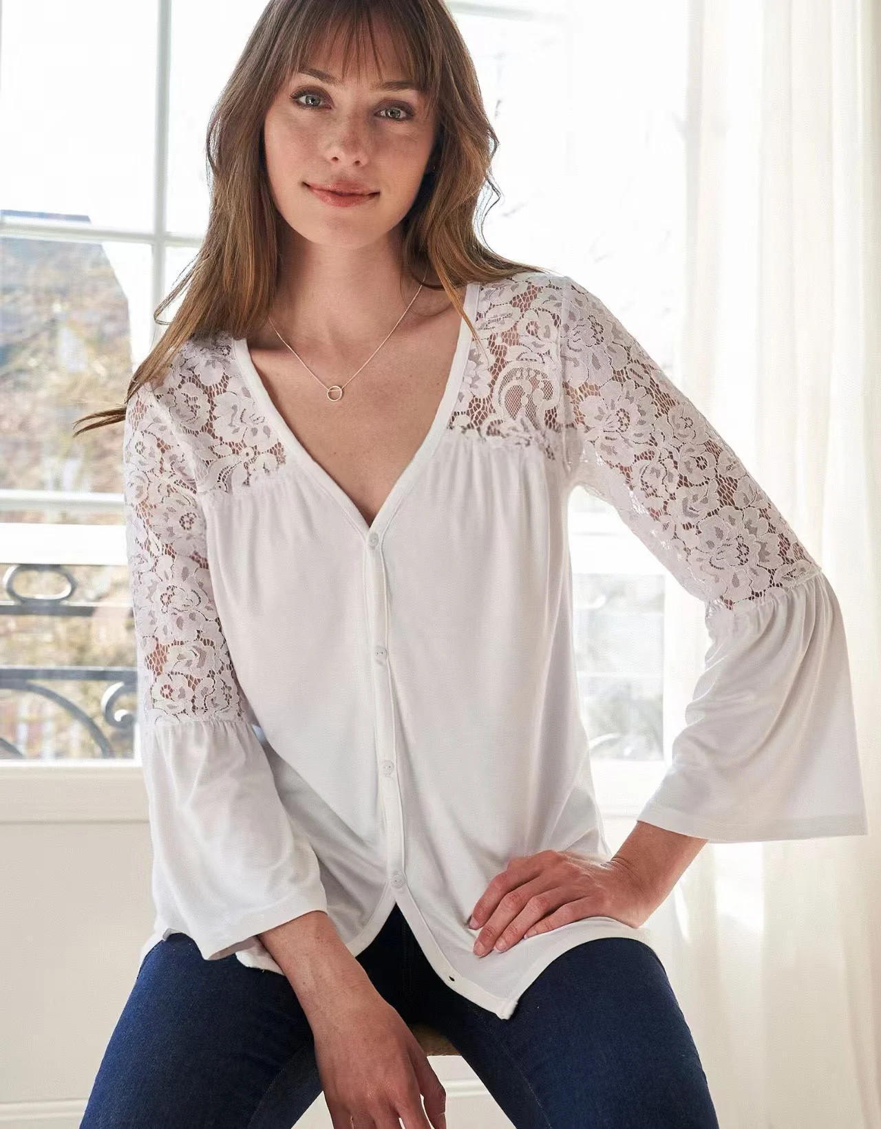 Chemise en dentelle de couleur unie v, couture sexy, boutonnage, manches évasées, chemisier femme