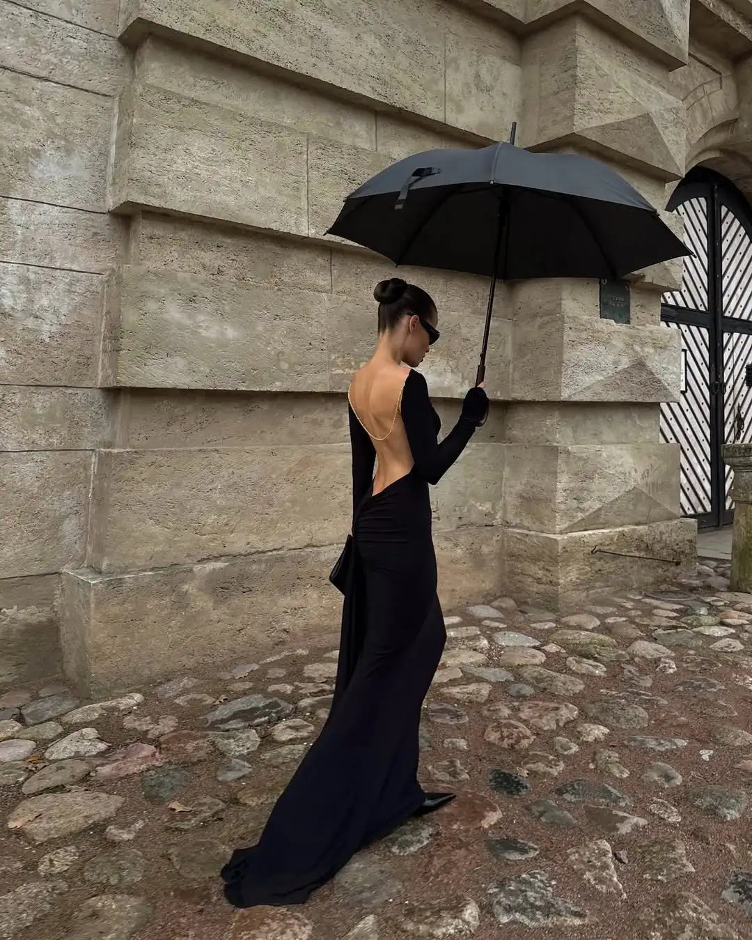 Abito lungo sexy senza schienale nero da donna elegante solido manica lunga abiti lunghi slim pieghettati vuoti 2025 abiti da sera da donna