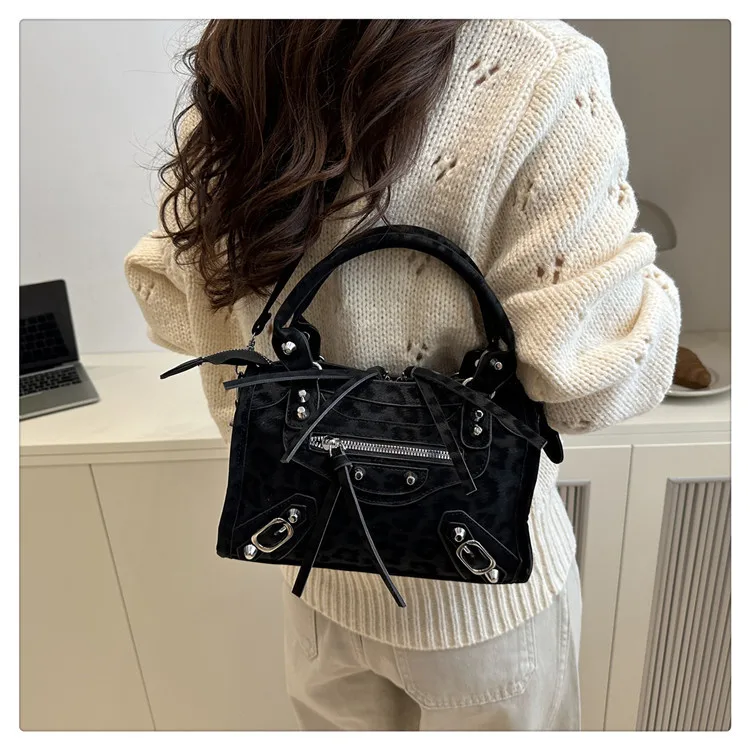 Vintage Wildlederähnliche Handtasche, Nieten-Reißverschluss-Dekor, Abnehmbarer Langer Riemen, Retro-Punk-Umhängetasche für Pendlerinnen – Detail 24