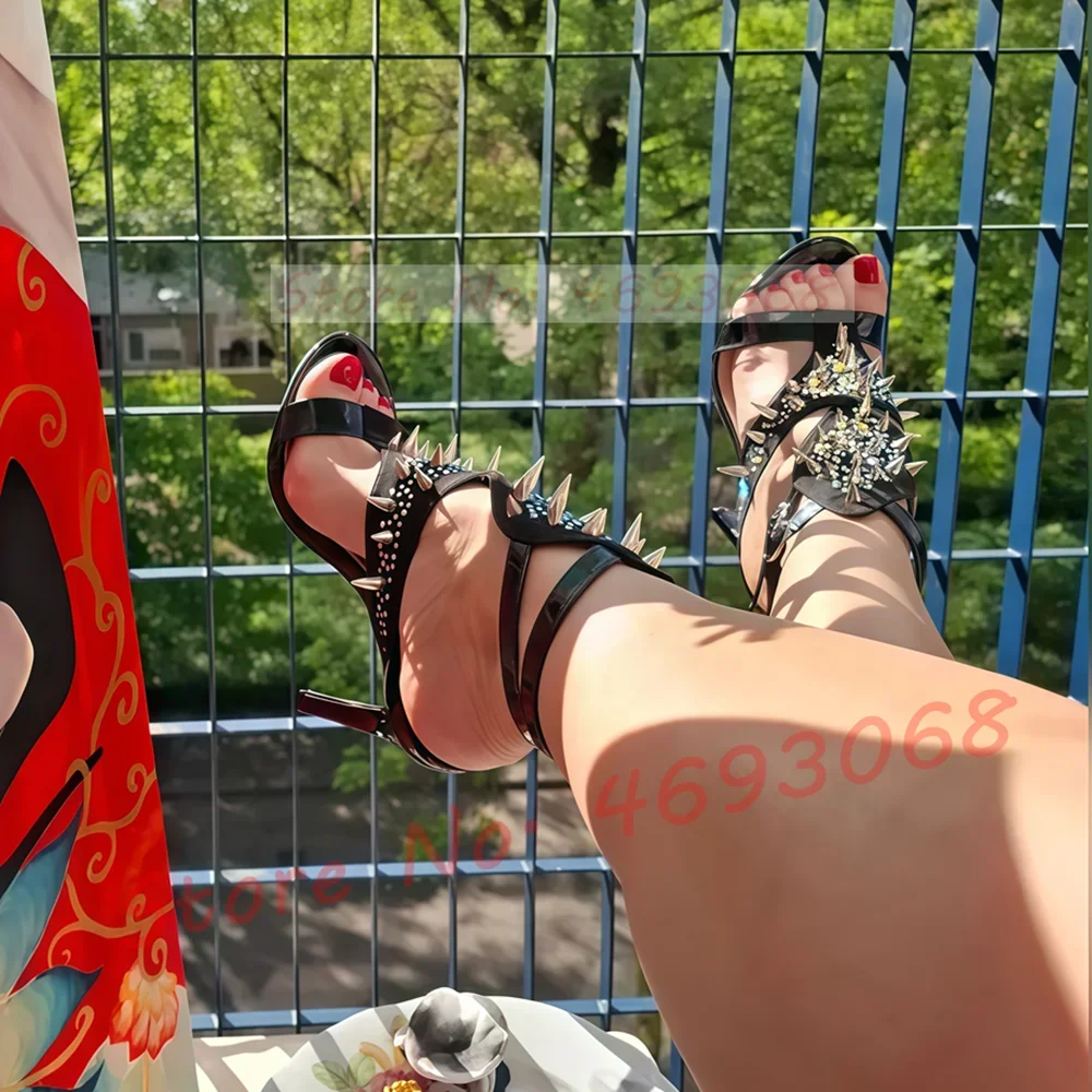 

Черные сандалии на каблуке с металлическими шипами и заклепками, женские замшевые туфли на высоком каблуке с двойным ремешком, вечерние туфли, женские стильные пикантные сандалии в стиле пэчворк