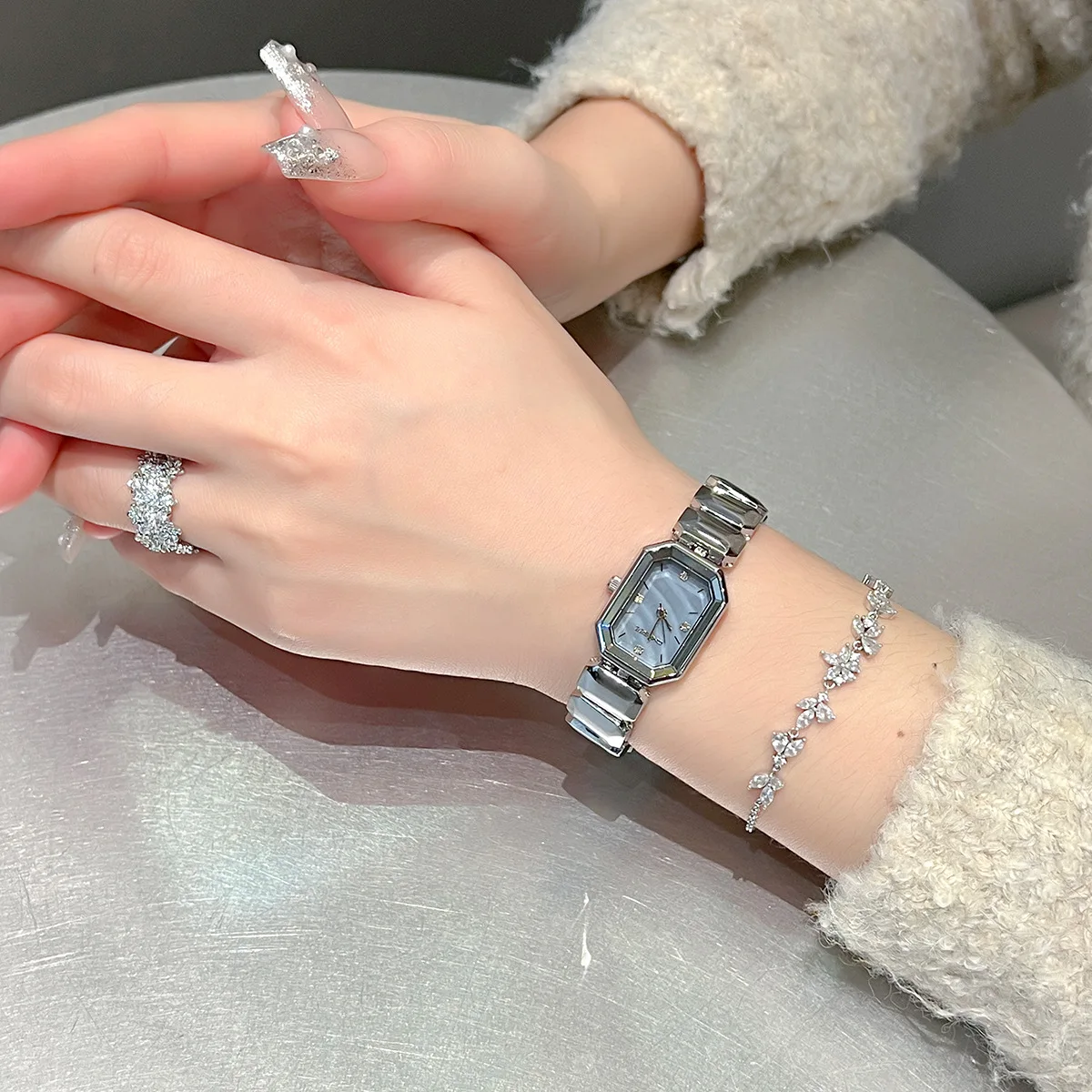 Creative Elegant Imported Quartz Watch for Women Small Exquisite Luxury Alloy Strap Crystal Ladies Wristwatch Girls AAA Clock