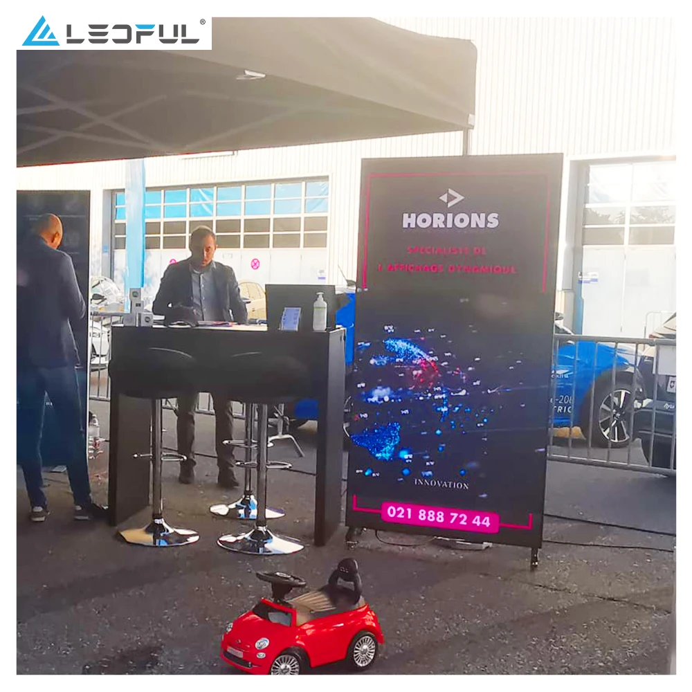 2021 ใหม่มาถึงอสังหาริมทรัพย์ภาพยนตร์ Standee หมุนจอแสดงผล P2.5 หน้าจอ LED HD กรอบโปสเตอร์