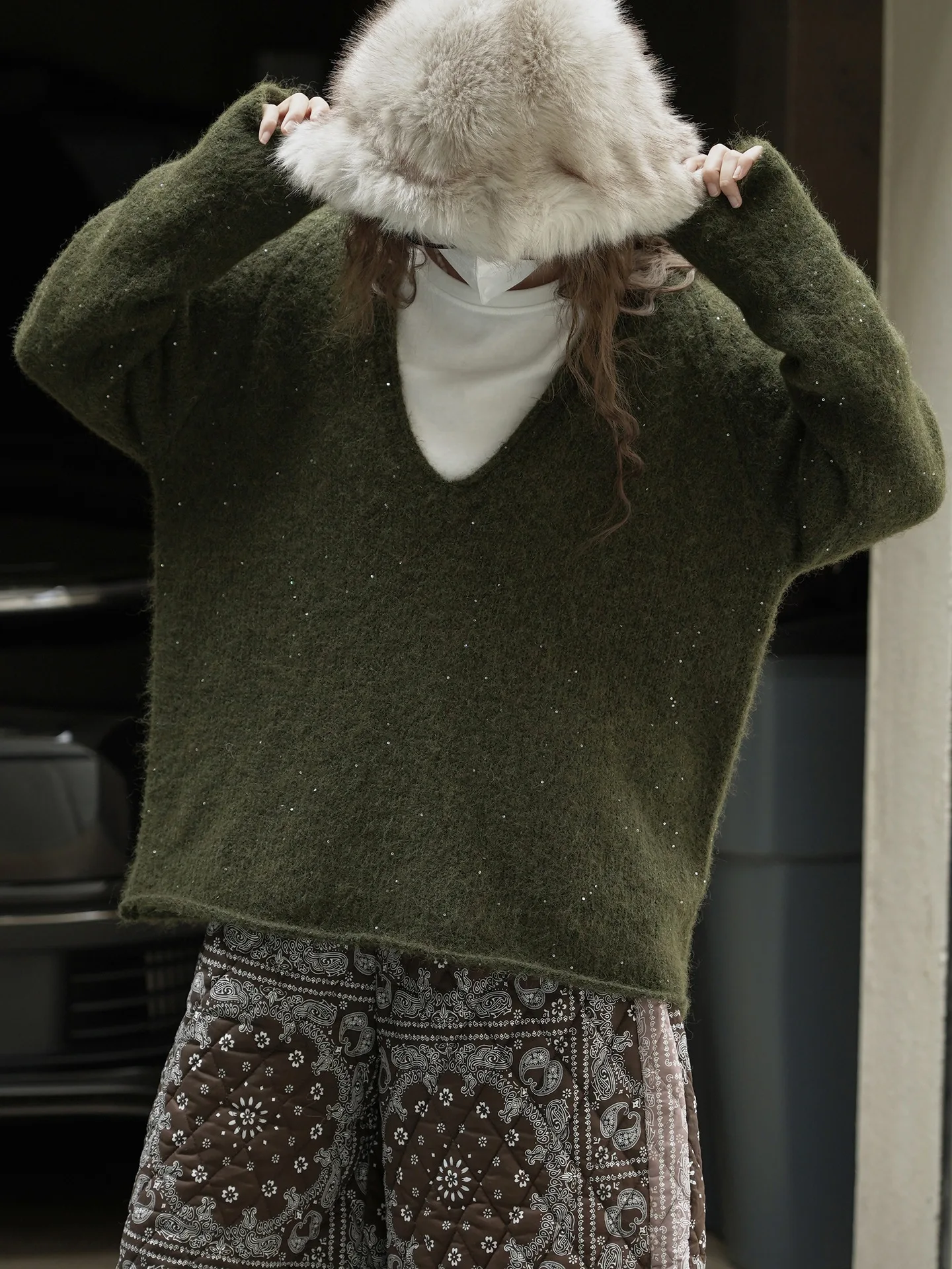 겨울 신상 한국 스타일 패셔너블한 레이지 느낌의 밝은 실크 딥 V넥 울 니트 스웨터 루즈 캐주얼 여성용 상의